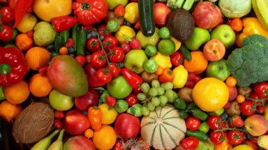 Kamera Hareketi, Taze Meyve ve Sebzelerin Farklı Tipleri Bir Yığın Üzerinde, Yakın Çekim