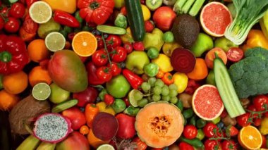 Kamera Hareketi, Taze Meyve ve Sebzelerin Farklı Tipleri Bir Yığın Üzerinde, Yakın Çekim