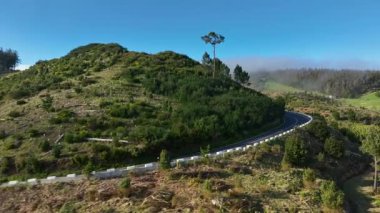 Yüksek Dağ Manzarasında Motosiklet Sürücüsü, Madeira Adası, Portekiz