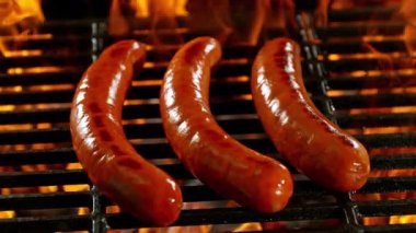 Grill 'de Kükreyen Alevlerle Yavaş Sosis Hareketi. 1000 FPS 'te Yüksek Hız Sineması Kamerası' nda çekildi. .
