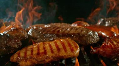 Kükreyen Alevlerle Mangalda Mangal Et Yavaş Hareketi. Kamera Hareketi, Yüksek Hız Sinema Kamerası 'nda 1000 FPS' de çekildi. .