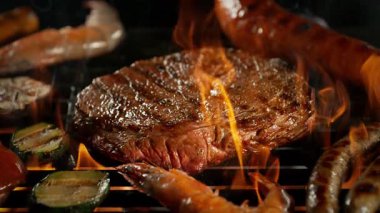 Kükreyen Alevlerle Mangalda Mangal Et Yavaş Hareketi. Kamera Hareketi, Yüksek Hız Sinema Kamerası 'nda 1000 FPS' de çekildi. .