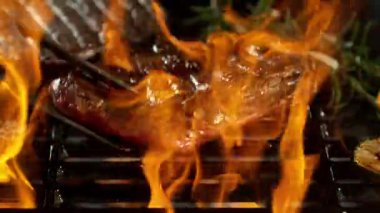 Yavaş Dönen Biftek Izgarada Kükreyen Alevlerle. 1000 FPS 'te Yüksek Hız Sineması Kamerası' nda çekildi. .