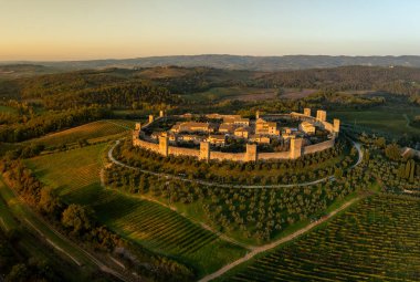 Monteriggioni, Toskana, İtalya ile güzel bir sonbahar kırsalı