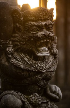 Ubuds Maymun Ormanı 'nda tamamen yeşil yosunlarla kaplı bir maymun heykeli. Bali, Endonezya.