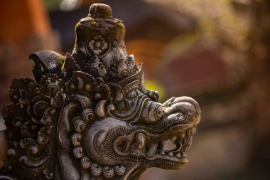 Bali, Endonezya 'da tamamen yeşil yosunlarla kaplı eski heykel