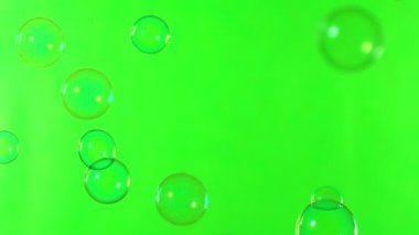 Yeşil ekranda uçan sabun baloncuklarının süper yavaş çekimi, 1000 FPS