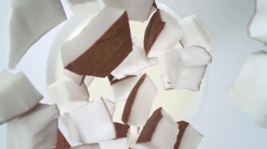 Düşen Hindistan cevizi parçalarının kremaya dökülmesi çok yavaş bir hareket. Yüksek Hız Sineması Kamerası, 1000fps, Yüksek Hız Cine Bot 'a Yerleştirilmiş. Hareketli Kamera, Takip Eden Nesneler.