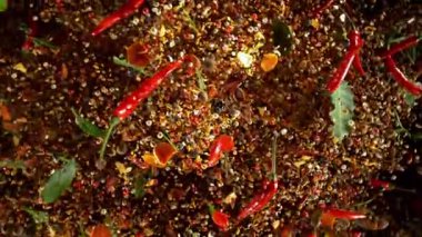 Uçan ve Dönen Çeşitli Baharatların Süper Yavaş Çekimi. Yüksek Hız Sinema Kamerası, 1000fps.