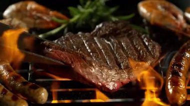 Kükreyen Alevlerle Mangalda Mangal Et Yavaş Hareketi. Kamera Hareketi, Yüksek Hız Sinema Kamerası 'nda 1000 FPS' de çekildi. .