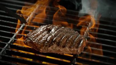 Yavaş Dönen Biftek Izgarada Kükreyen Alevlerle. 1000 FPS 'te Yüksek Hız Sineması Kamerası' nda çekildi. .