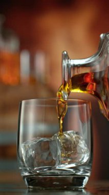 Viskiyi bardağa doldurmanın süper yavaş hareketi. Yüksek Hız Sinema Kamerasında 1.000 fps, Kamera Hareketi 'nde çekilmiştir. .