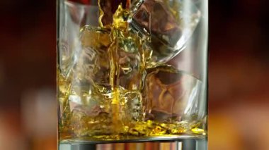 Viskiyi bardağa doldurmanın süper yavaş hareketi. Yüksek Hız Sinema Kamerasında 1.000 fps, Kamera Hareketi 'nde çekilmiştir. .