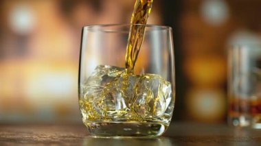 Viskiyi bardağa doldurmanın süper yavaş hareketi. Yüksek Hız Sinema Kamerasında 1.000 fps, Kamera Hareketi 'nde çekilmiştir. .