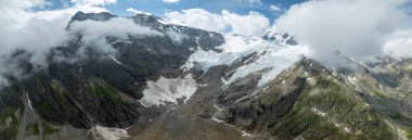 Buzullu İsviçre Alpleri 'ndeki yaz manzarasının panoramik görüntüsü