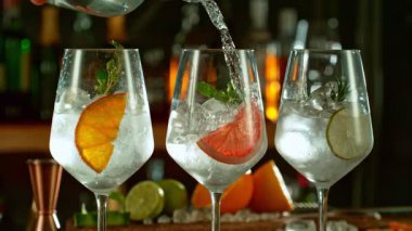 Kamera hareketiyle viski kokteyli yapmanın süper yavaş çekimi. Yüksek hızlı sinema kamerası, 1000 fps..
