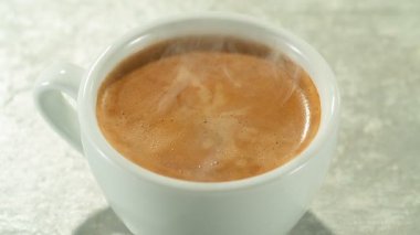 Kahvenin Düşüşü 'nün Süper Yavaş Çekimi 1000 fps hızla Taze Espresso' ya düşüyor. 1000 FPS, Kamera Taşımacılığı 'nda Yüksek Hız Sineması Kamerasında Çekim