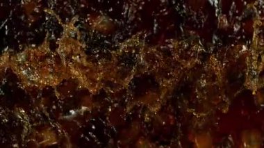 Su Sıçratan Kola Limonatasının Süper Yavaş Çekimi. 300 fps hızla yüksek hızlı sinema kamerasında çekilmiştir..