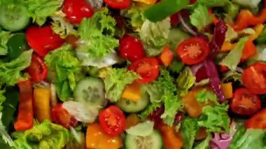 Havada uçuşan taze marulun süper yavaş hareketi. Yüksek hızlı sinema kamerası, 1000 fps, yüksek hızlı sinüs botuna yerleştirilmiş, hedefi takip ediyor. Hız rampası etkisi.