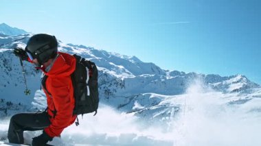 Manzaralı dağlarda gezen serbest kayakçı. 1000 fp 'de süper yavaş çekim.