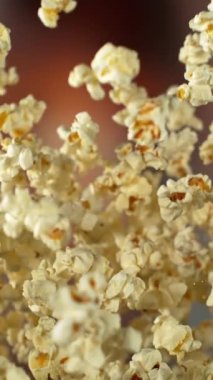 Süper yavaş çekimde uçan lezzetli patlamış mısır ve kamera hareketi. 1.000 fps hızla yüksek hızlı sinema kamerasıyla çekildi.