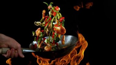 Uçan Asya Tavası Malzemelerinin Süper Yavaş Hareketi. Yüksek Hız Sinema Kamerasında Çekim