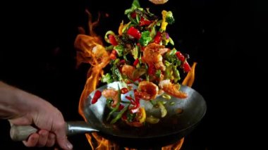 Uçan Asya Tavası Malzemelerinin Süper Yavaş Hareketi. Yüksek Hız Sinema Kamerasında Çekim