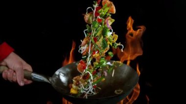 Uçan Asya Tavası Malzemelerinin Süper Yavaş Hareketi. Yüksek Hız Sinema Kamerasında Çekim