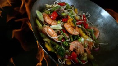 Uçan Asya Tavası Malzemelerinin Süper Yavaş Hareketi. Yüksek Hız Sinema Kamerasında Çekim