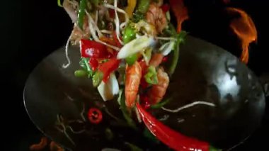 Uçan Asya Tavası Malzemelerinin Süper Yavaş Hareketi. Yüksek Hız Sinema Kamerasında Çekim