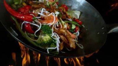 Uçan Asya Tavası Malzemelerinin Süper Yavaş Hareketi. Yüksek Hız Sinema Kamerasında Çekim