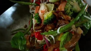 Uçan Asya Tavası Malzemelerinin Süper Yavaş Hareketi. Yüksek Hız Sinema Kamerasında Çekim