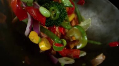 Uçan Asya Tavası Malzemelerinin Süper Yavaş Hareketi. Yüksek Hız Sinema Kamerasında Çekim