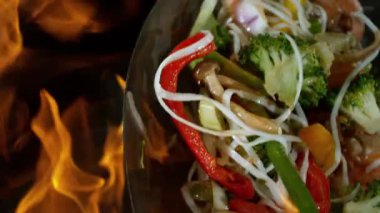 Uçan Asya Tavası Malzemelerinin Süper Yavaş Hareketi. Yüksek Hız Sinema Kamerasında Çekim