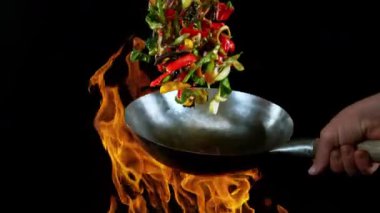 Uçan Asya Tavası Malzemelerinin Süper Yavaş Hareketi. Yüksek Hız Sinema Kamerasında Çekim