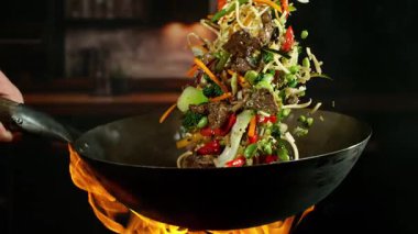 Uçan Asya Tavası Malzemelerinin Süper Yavaş Hareketi. Yüksek Hız Sinema Kamerasında Çekim