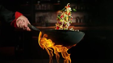 Uçan Asya Tavası Malzemelerinin Süper Yavaş Hareketi. Yüksek Hız Sinema Kamerasında Çekim