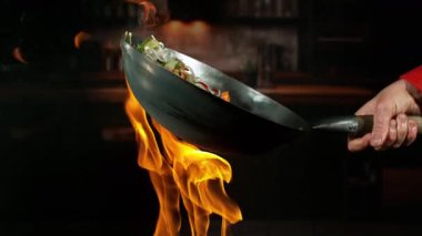 Uçan Asya Tavası Malzemelerinin Süper Yavaş Hareketi. Yüksek Hız Sinema Kamerasında Çekim