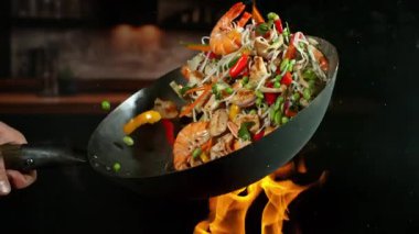 Uçan Asya Tavası Malzemelerinin Süper Yavaş Hareketi. Yüksek Hız Sinema Kamerasında Çekim