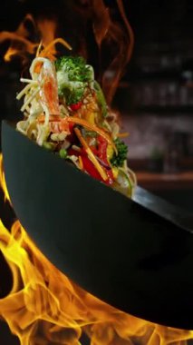 Uçan Asya Tavası Malzemelerinin Süper Yavaş Hareketi. Yüksek Hız Sinema Kamerasında Çekim