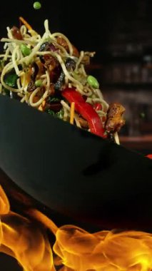 Uçan Asya Tavası Malzemelerinin Süper Yavaş Hareketi. Yüksek Hız Sinema Kamerasında Çekim