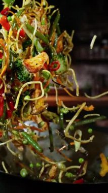 Uçan Asya Tavası Malzemelerinin Süper Yavaş Hareketi. Yüksek Hız Sinema Kamerasında Çekim