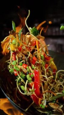 Uçan Asya Tavası Malzemelerinin Süper Yavaş Hareketi. Yüksek Hız Sinema Kamerasında Çekim