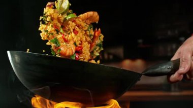 Uçan Asya Tavası Malzemelerinin Süper Yavaş Hareketi. Yüksek Hız Sinema Kamerasında Çekim