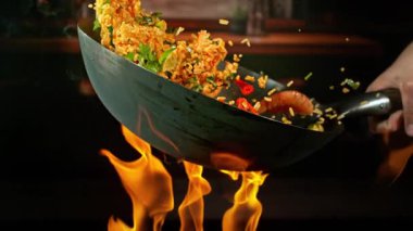 Uçan Asya Tavası Malzemelerinin Süper Yavaş Hareketi. Yüksek Hız Sinema Kamerasında Çekim