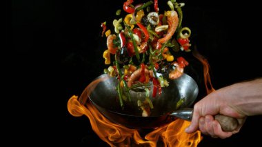 Uçan Asyalı Tavanın Dondurucu Hareketi Alevli İçindekiler