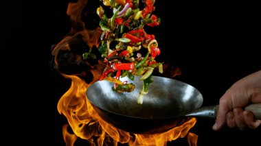 Uçan Asyalı Tavanın Dondurucu Hareketi Alevli İçindekiler