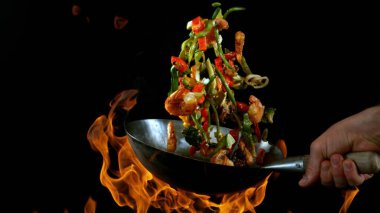 Uçan Asyalı Tavanın Dondurucu Hareketi Alevli İçindekiler