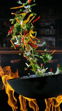 Uçan Asyalı Tavanın Dondurucu Hareketi Alevli İçindekiler