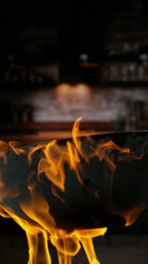 Uçan Asyalı Tavanın Dondurucu Hareketi Alevli İçindekiler